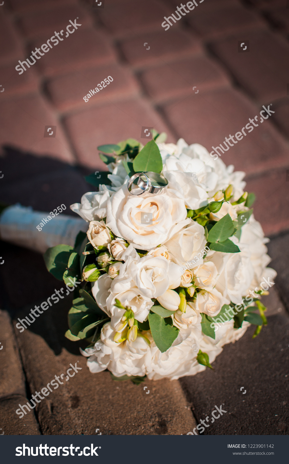 white and gold wedding flowers