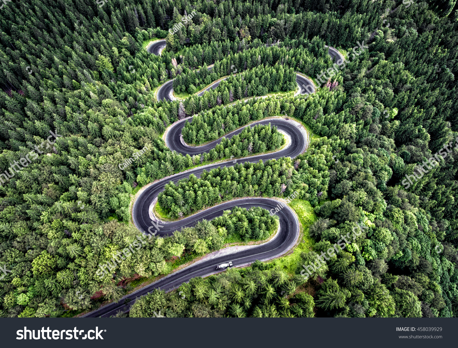 ルーマニア トランシルバニアの高い山道から曲がりくねった道 深い森の中を大変な道のりで旅している 上空表示 の写真素材 今すぐ編集