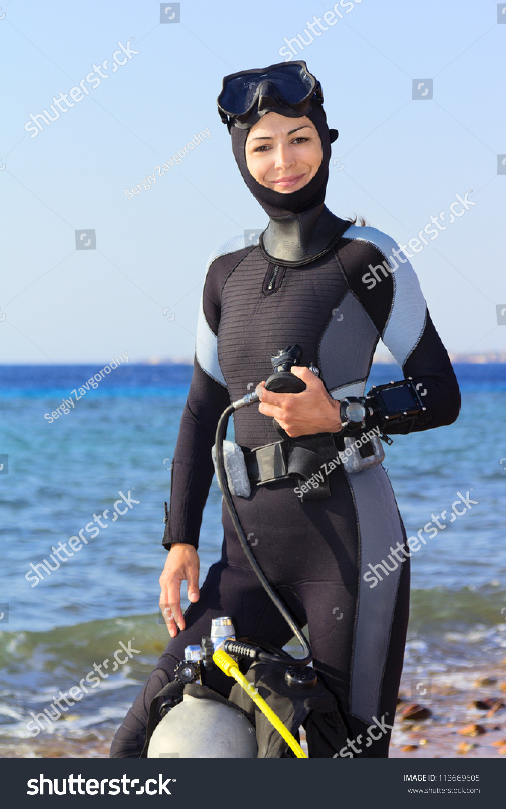 Woman Diver Prepares To Dive Stock Photo 113669605 : Shutterstock