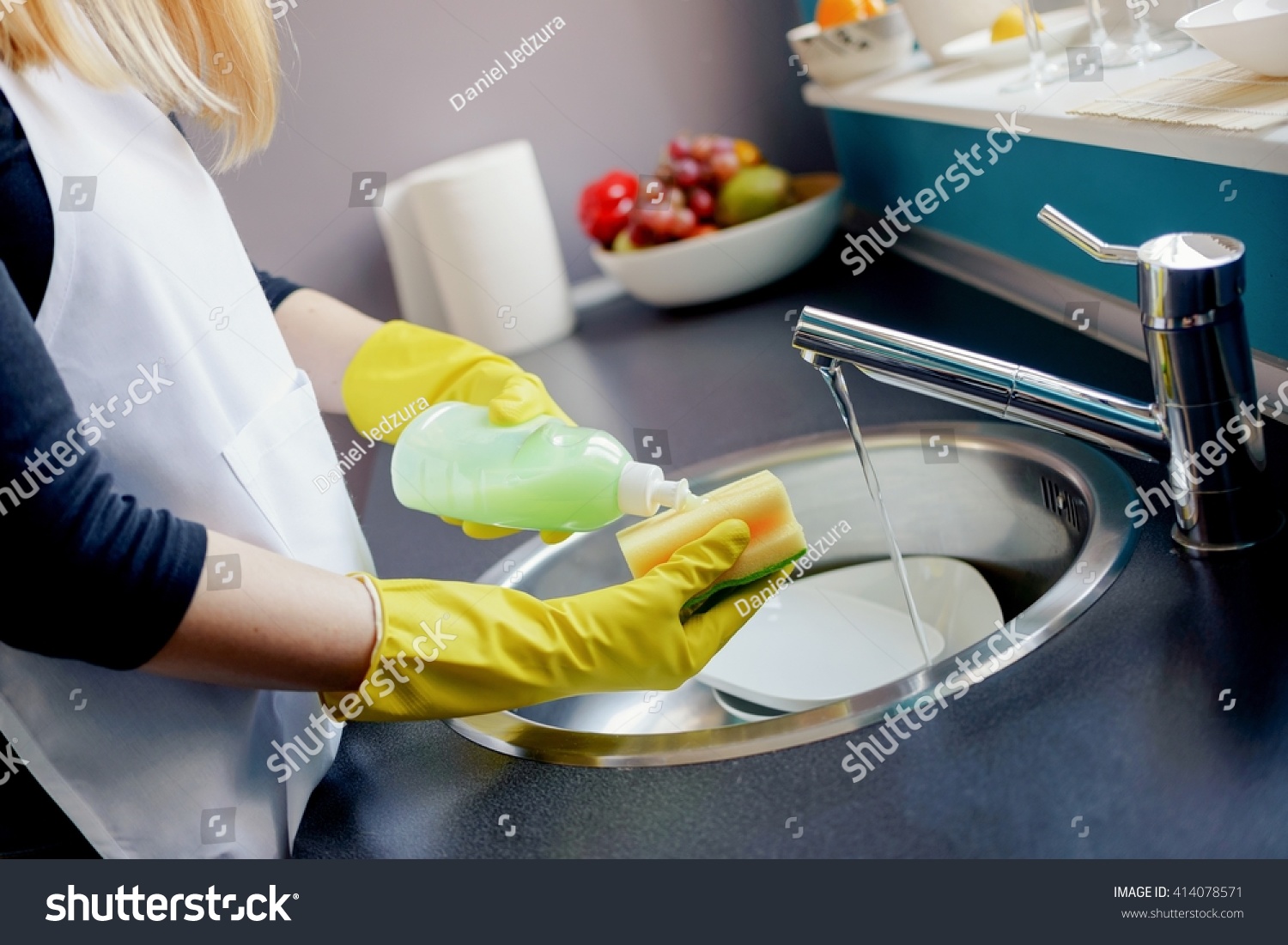 why woman wash the dishes The moral lesson of why the woman wash the dishes is because shedoesn't want bugs to infest the house. why woman wash the dishes The moral lesson of why the woman wash the dishes is because shedoesn't want bugs to infest the house.