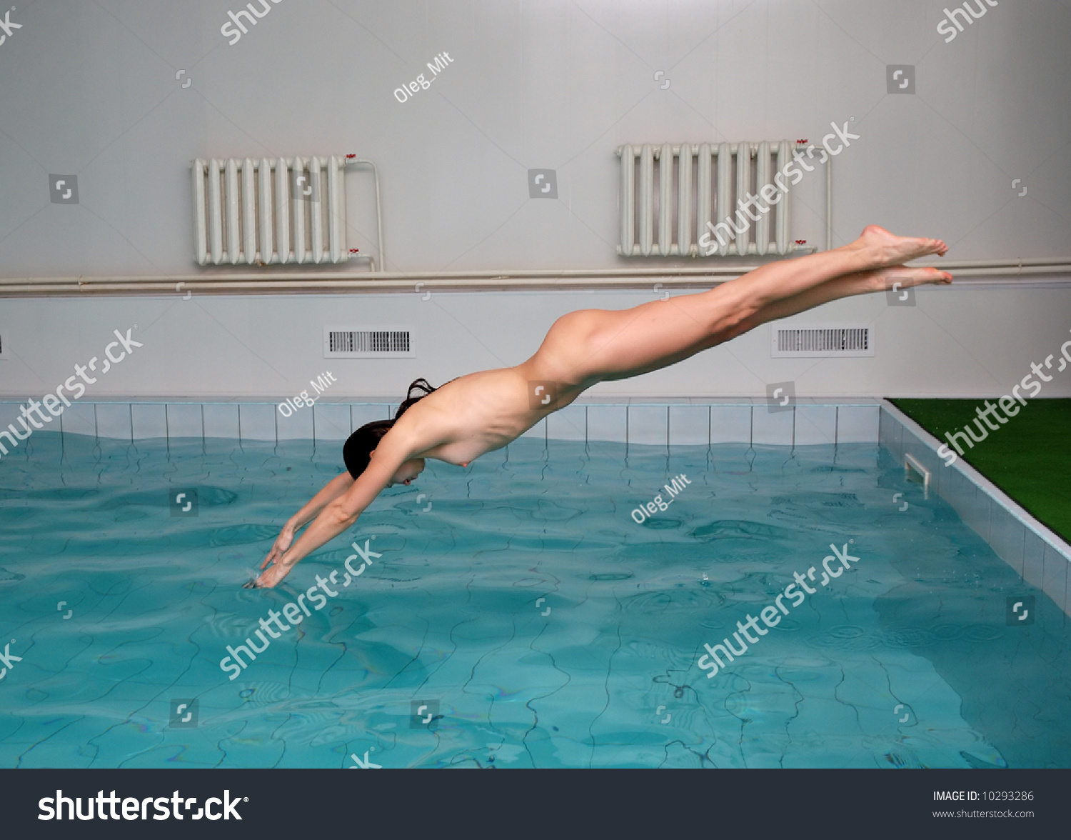 Woman Jumps Aquamarine Water Swimming Pool の写真素材 今すぐ編集