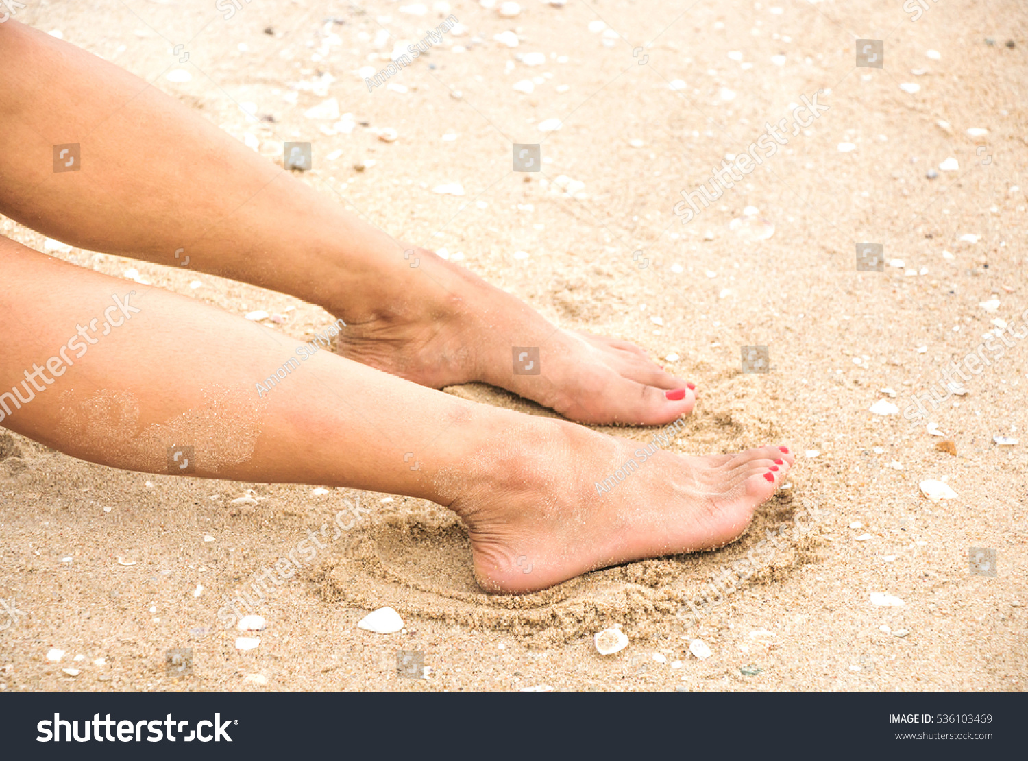 Woman Legs Sunbathing On Beach Feet Foto Stock 536103469 Shutterstock