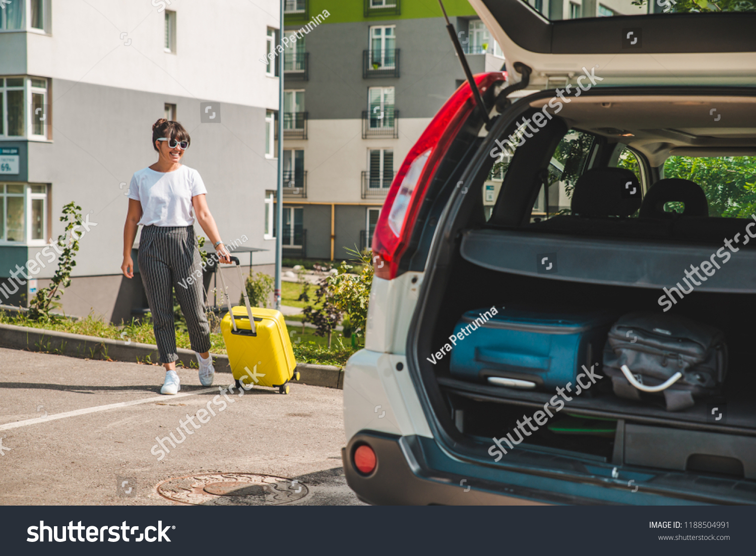 pull suitcase with wheels