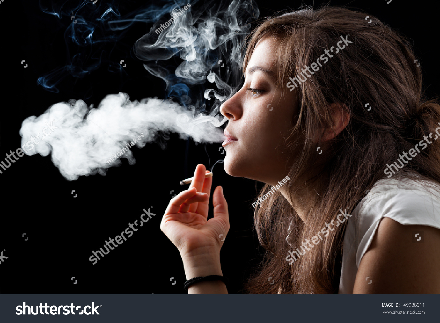 欧美风美女抽烟黑白图片 - 手机壁纸 - 桌面天下（Desktx.com）