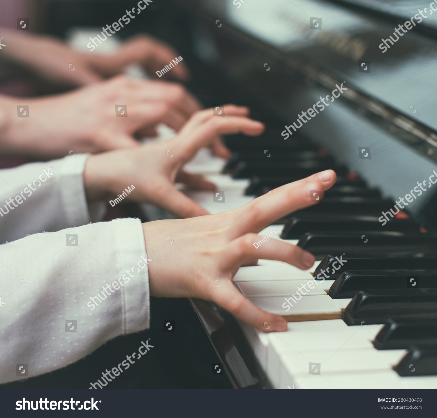 小さな女の子にピアノを弾くよう教える女性 の写真素材 今すぐ編集