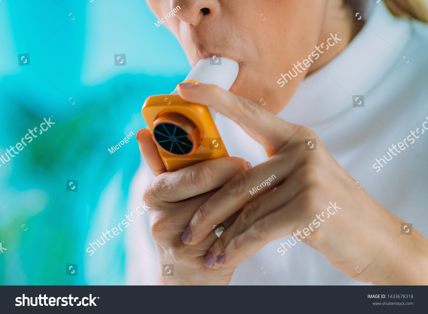 Woman Using Spirometer Measuring Lung Capacity Foto de stock 1433678318