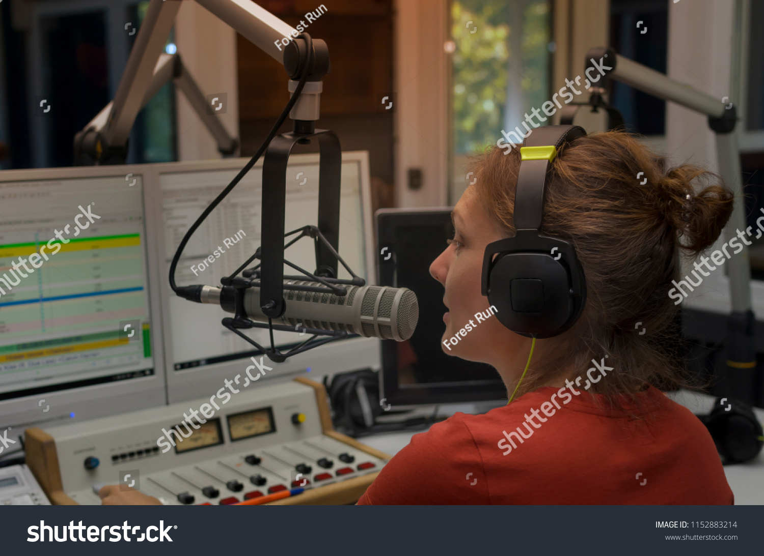 Women Radio Dj Radio Studio Photo De Stock Modifier Maintenant