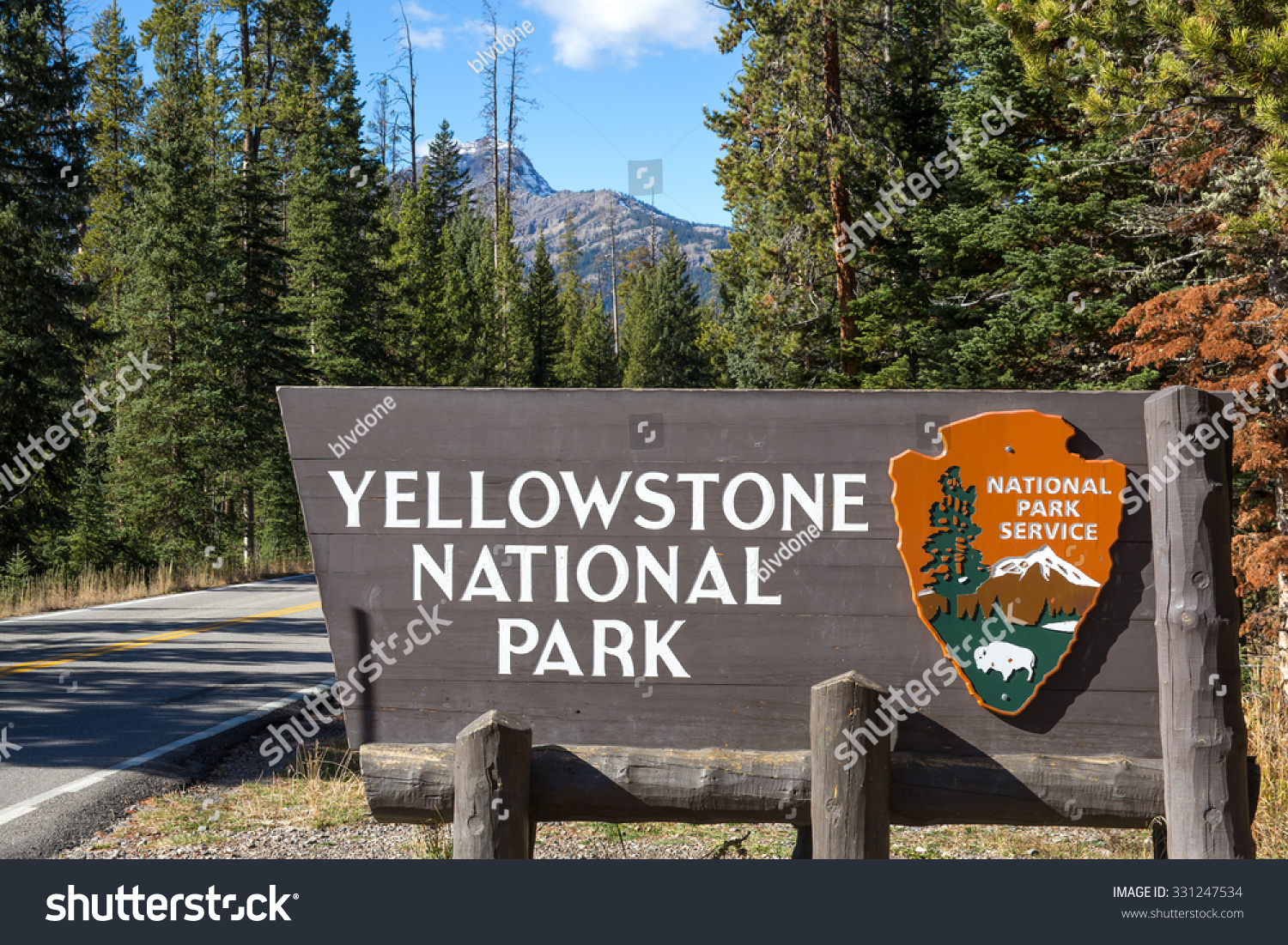 Yellowstone National Park Sign Stock Photo 331247534 | Shutterstock