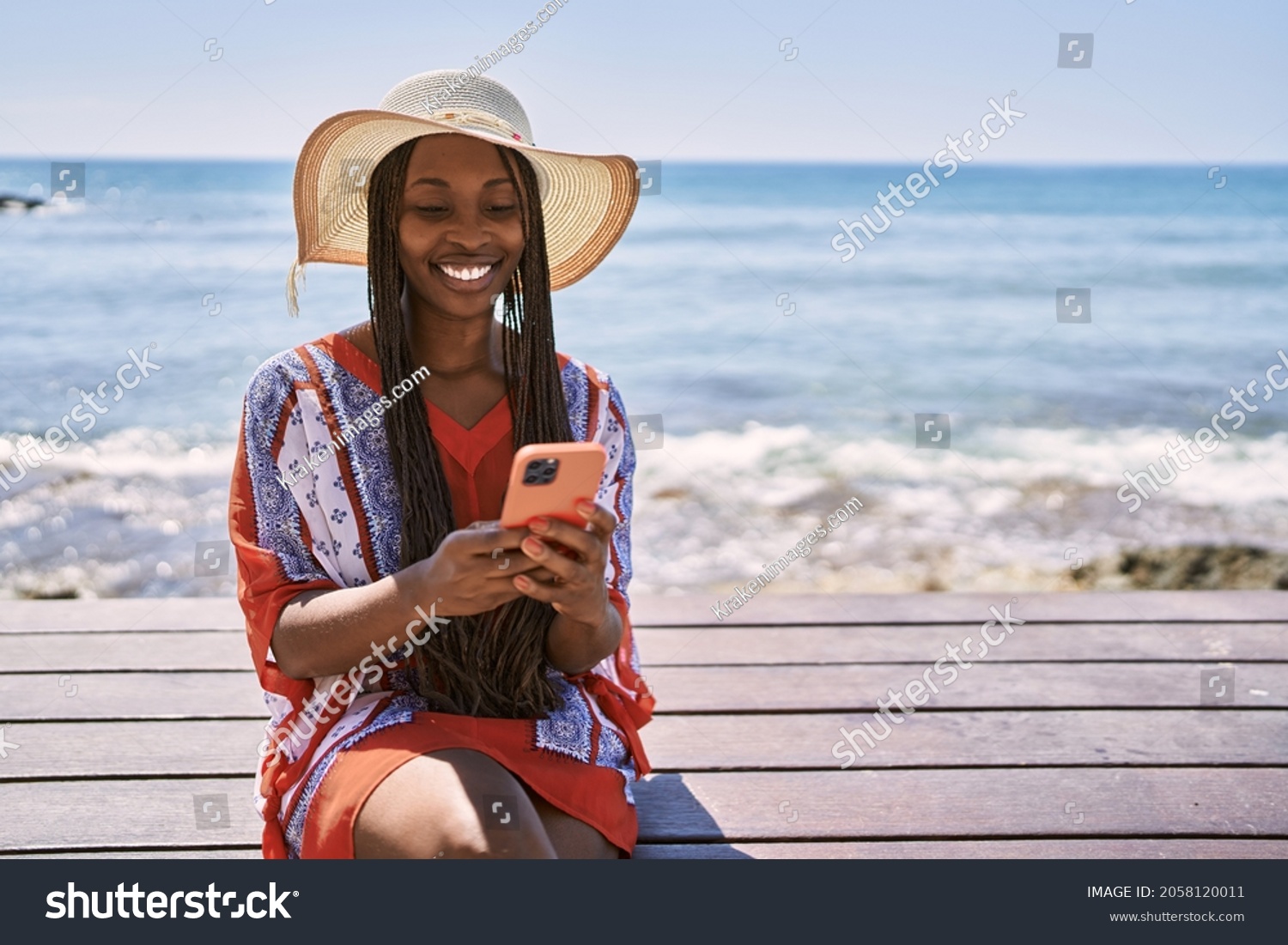 1,843 Black woman smartphone travel beach Images, Stock Photos ...