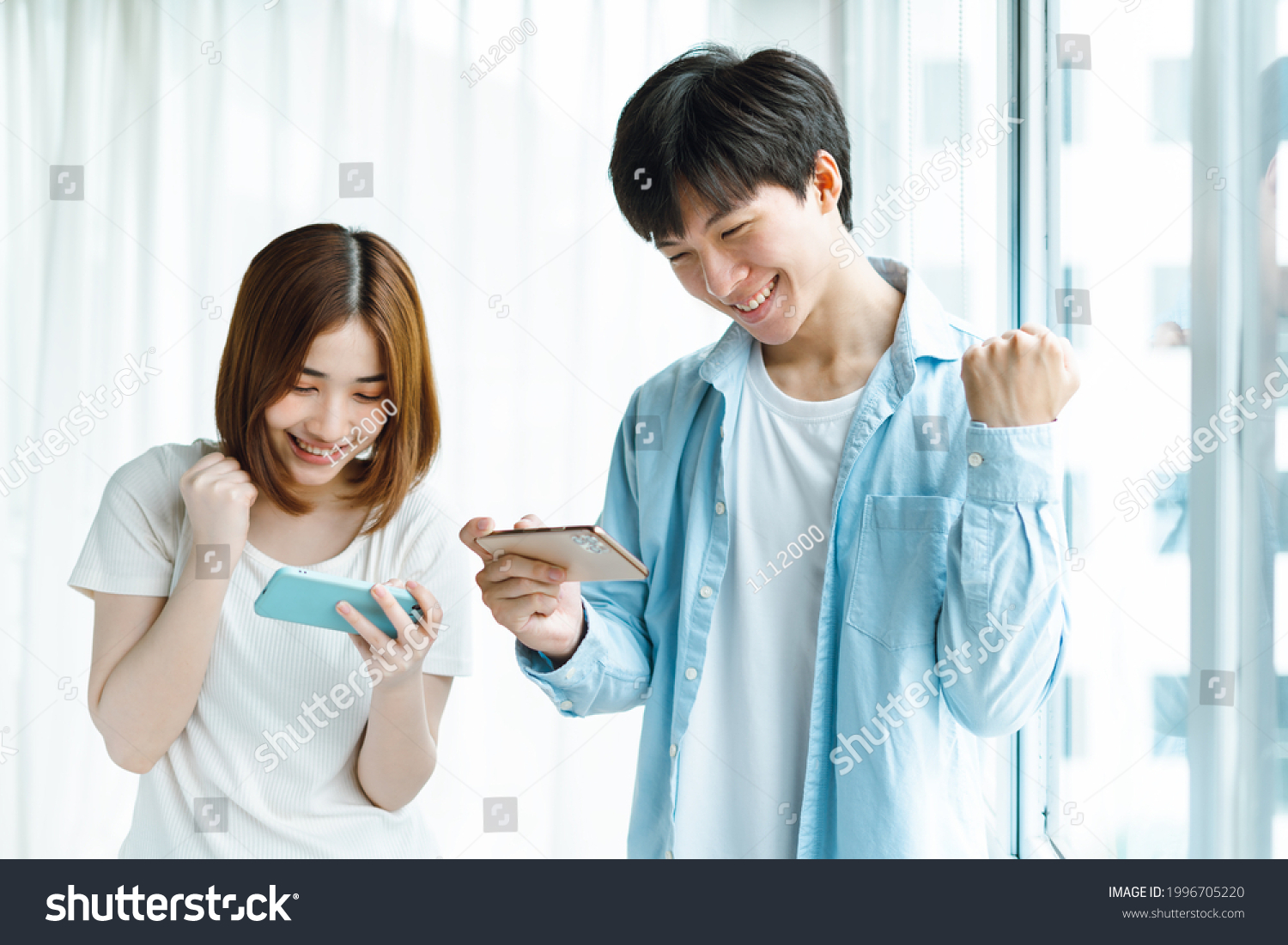 3,620 Couple Playing Mobile Game Images, Stock Photos & Vectors ...