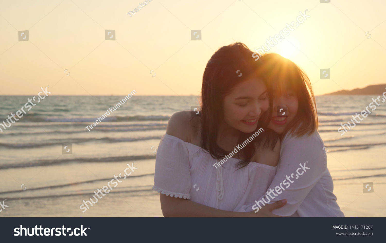 asian girls kissing pics