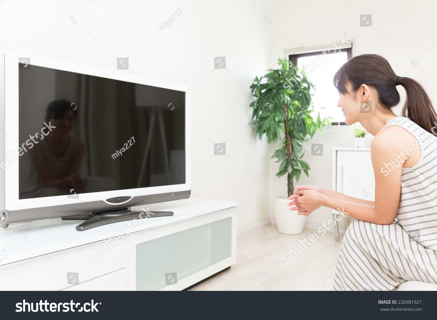 Young Attractive Asian Woman Watching Tv Foto Stok 226981921 | Shutterstock