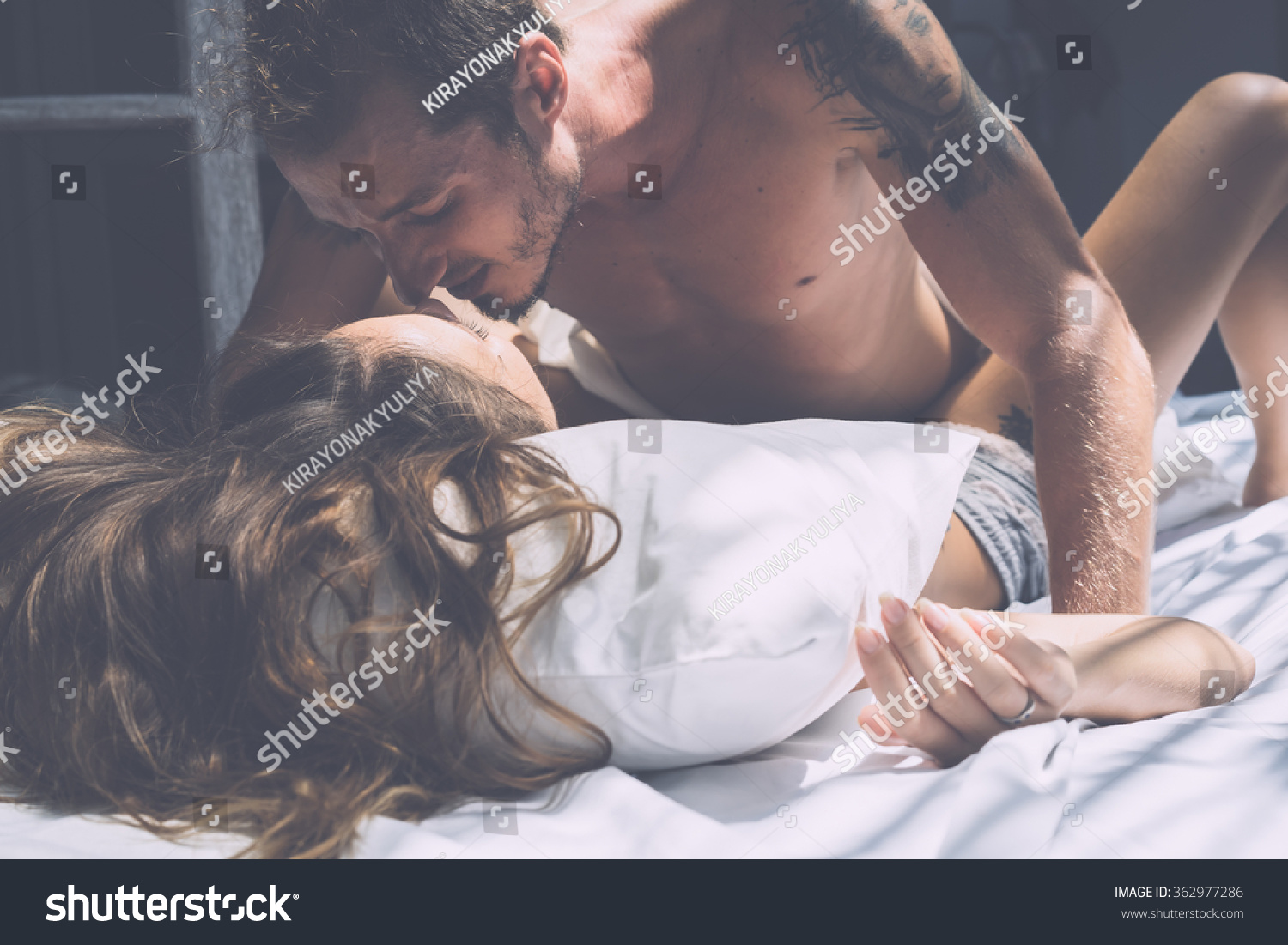 Beau couple tatoué qui baise Beau couple tatoué qui baise