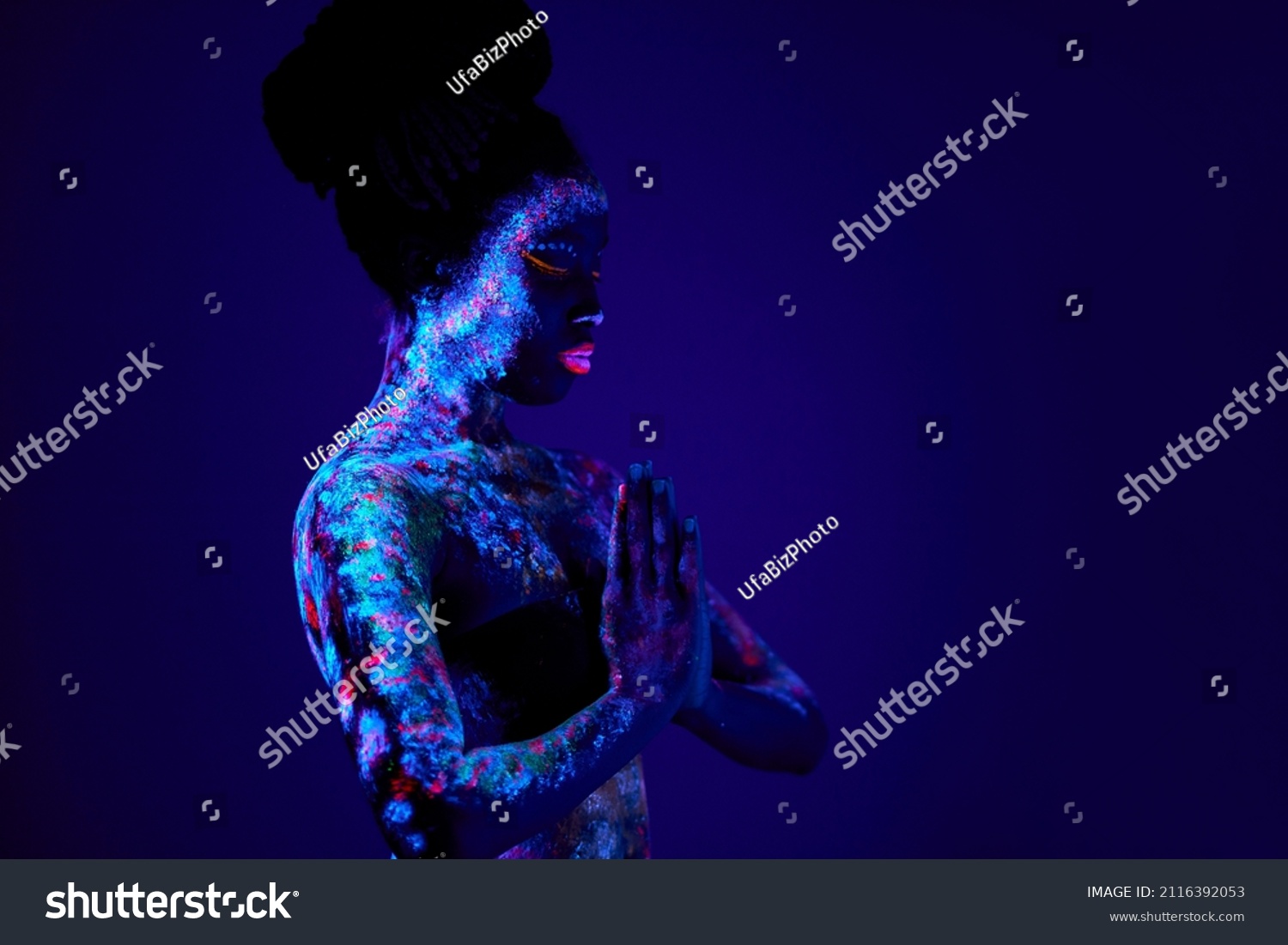 joven y hermosa oración con arte Foto de stock Shutterstock