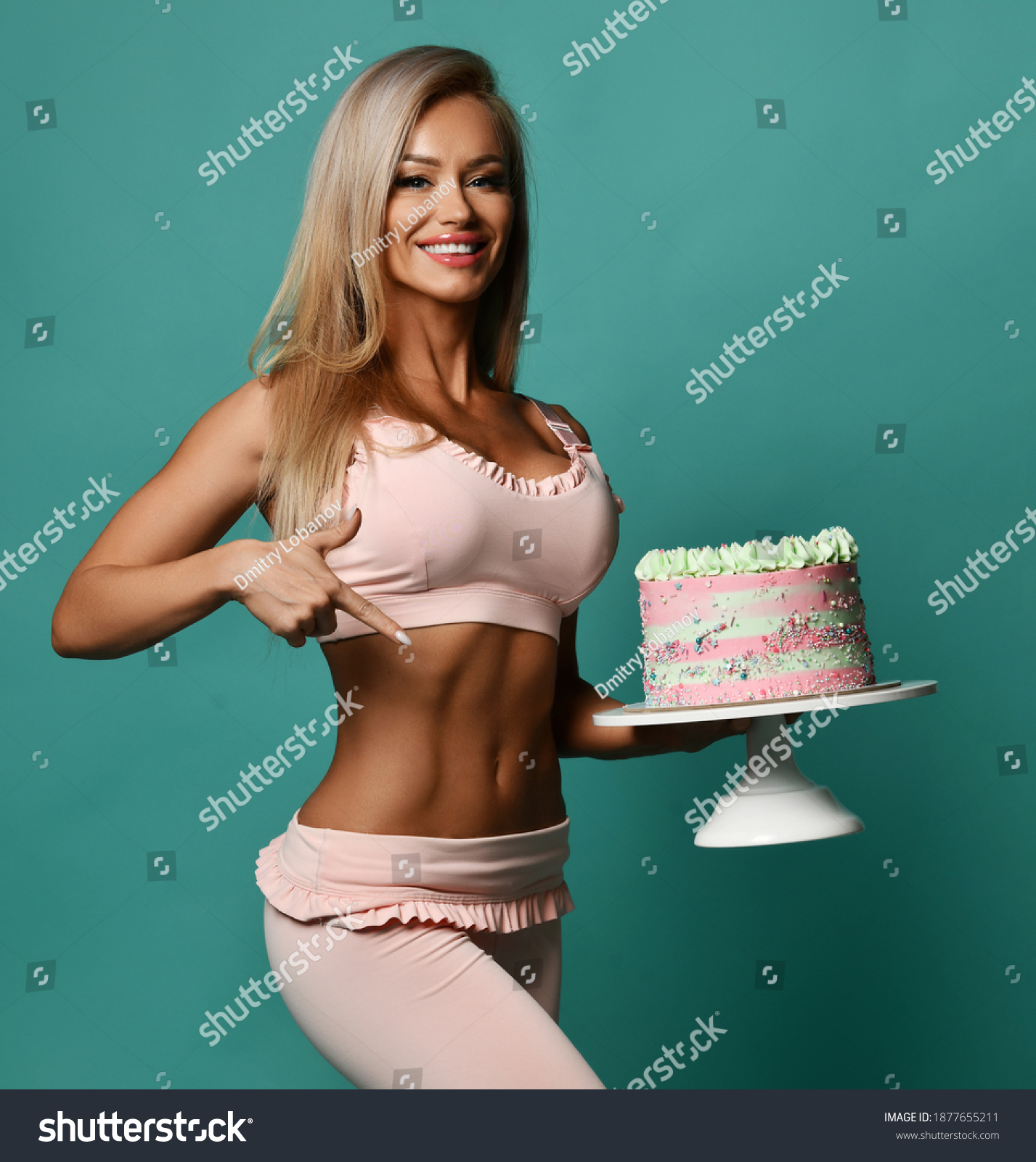 Young Beautiful Sexy Fitness Body Woman Foto Stock 1877655211