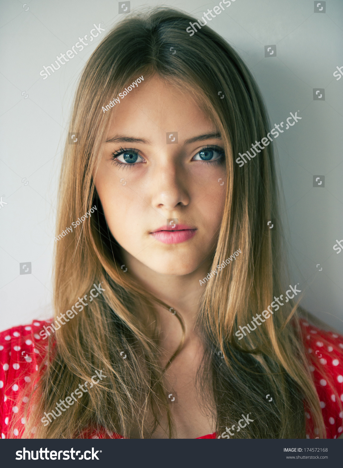 Zdjęcie Stockowe „młoda Piękna Kobieta Patrząc Na Kamerę” 174572168 Shutterstock