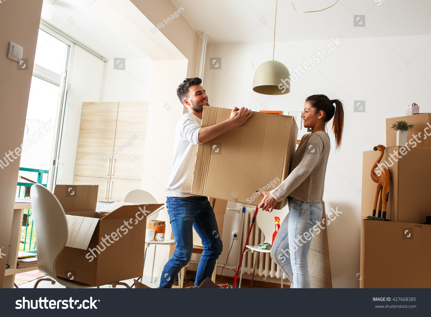 Young Couple Carrying Big Cardboard Box Stockfoto 427668385 Shutterstock