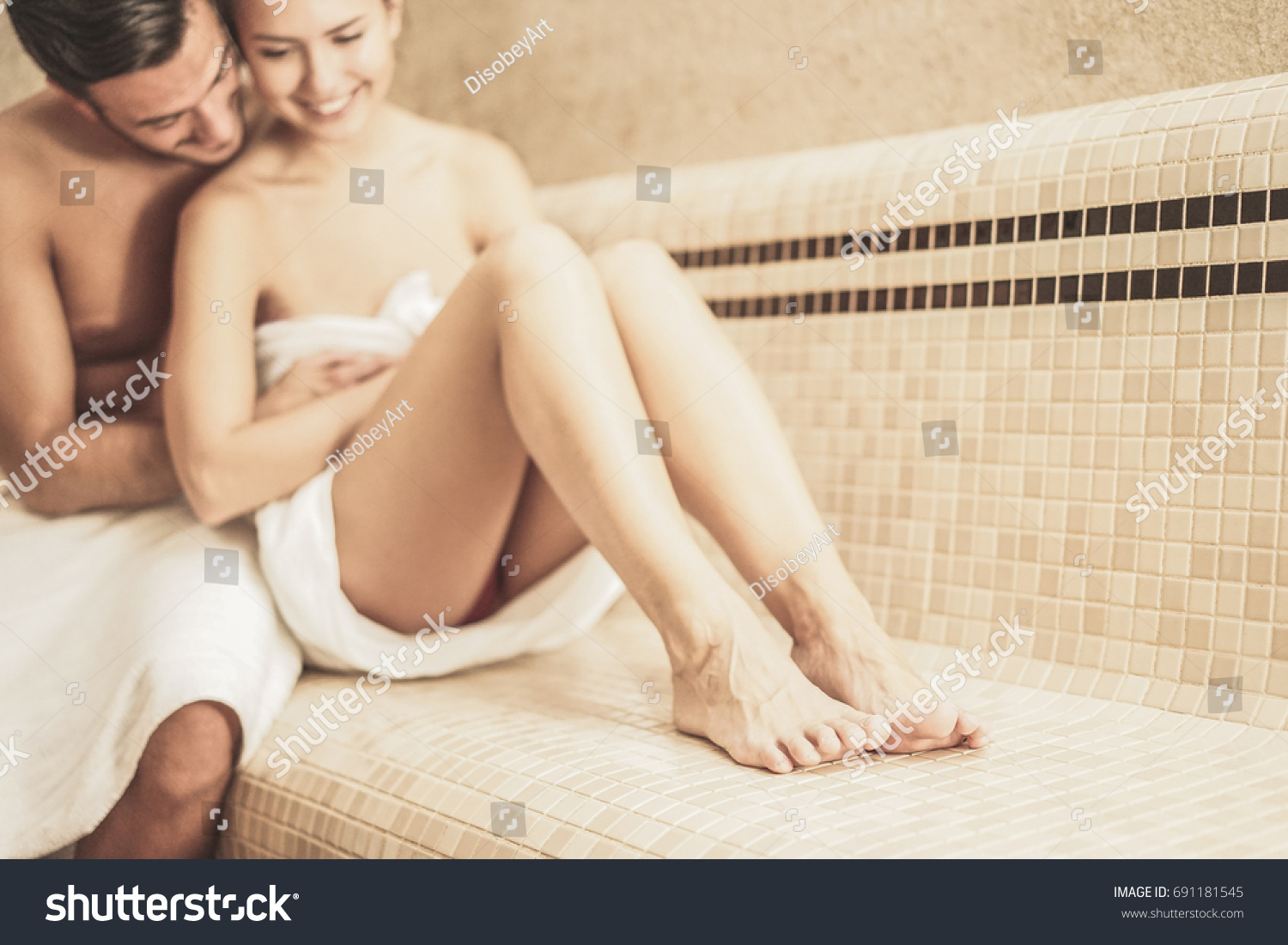 Jeune Couple Se Relaxant Dans Le Photo De Stock Modifiable 691181545