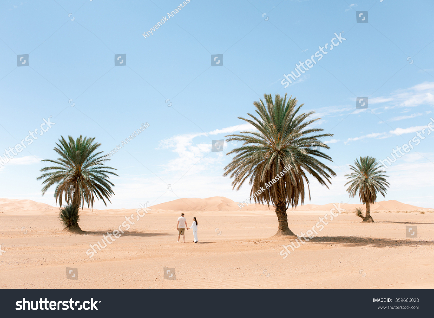 暑い日にサハラ砂漠のオアシスを歩く若い夫婦 メルツォガ砂漠 モロッコ の写真素材 今すぐ編集