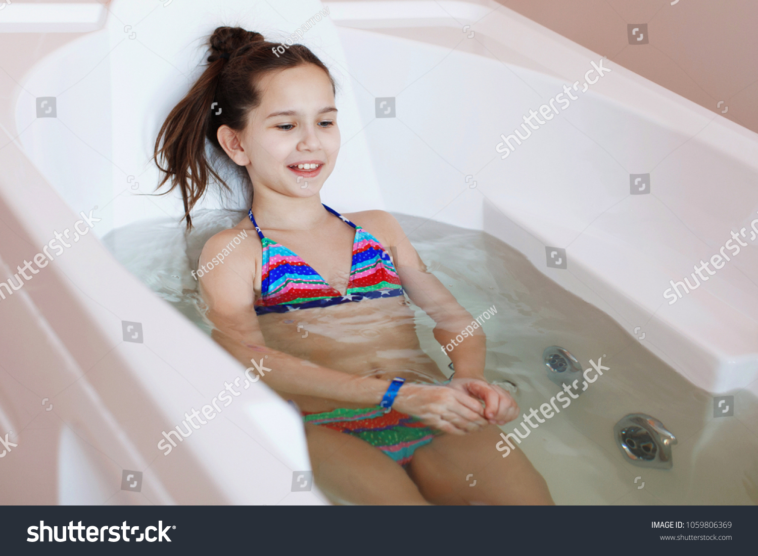 Young Little Cute Teen Girl Sitting Stockfoto Nu Bewerken