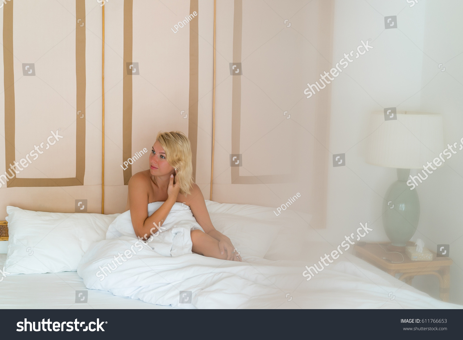 babe Naked Woman Bed ภาพสตอก Shutterstock