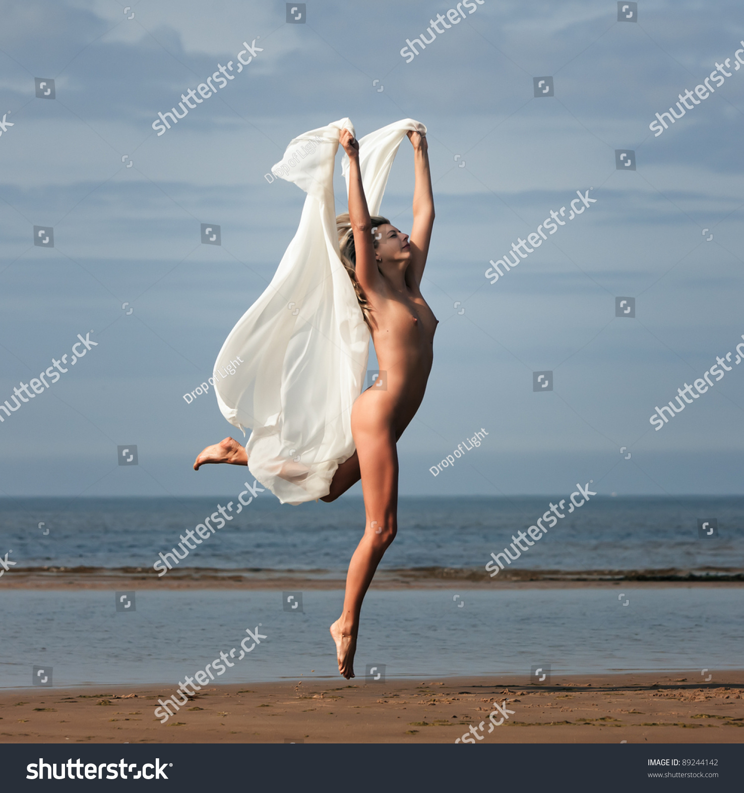 nude girl jumping pic