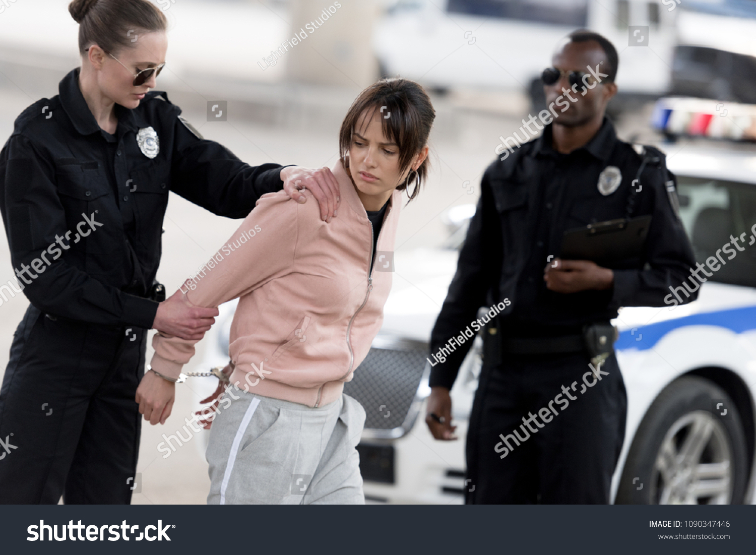 1375 Policewoman Arrest Immagini Foto Stock E Grafica Vettoriale Shutterstock