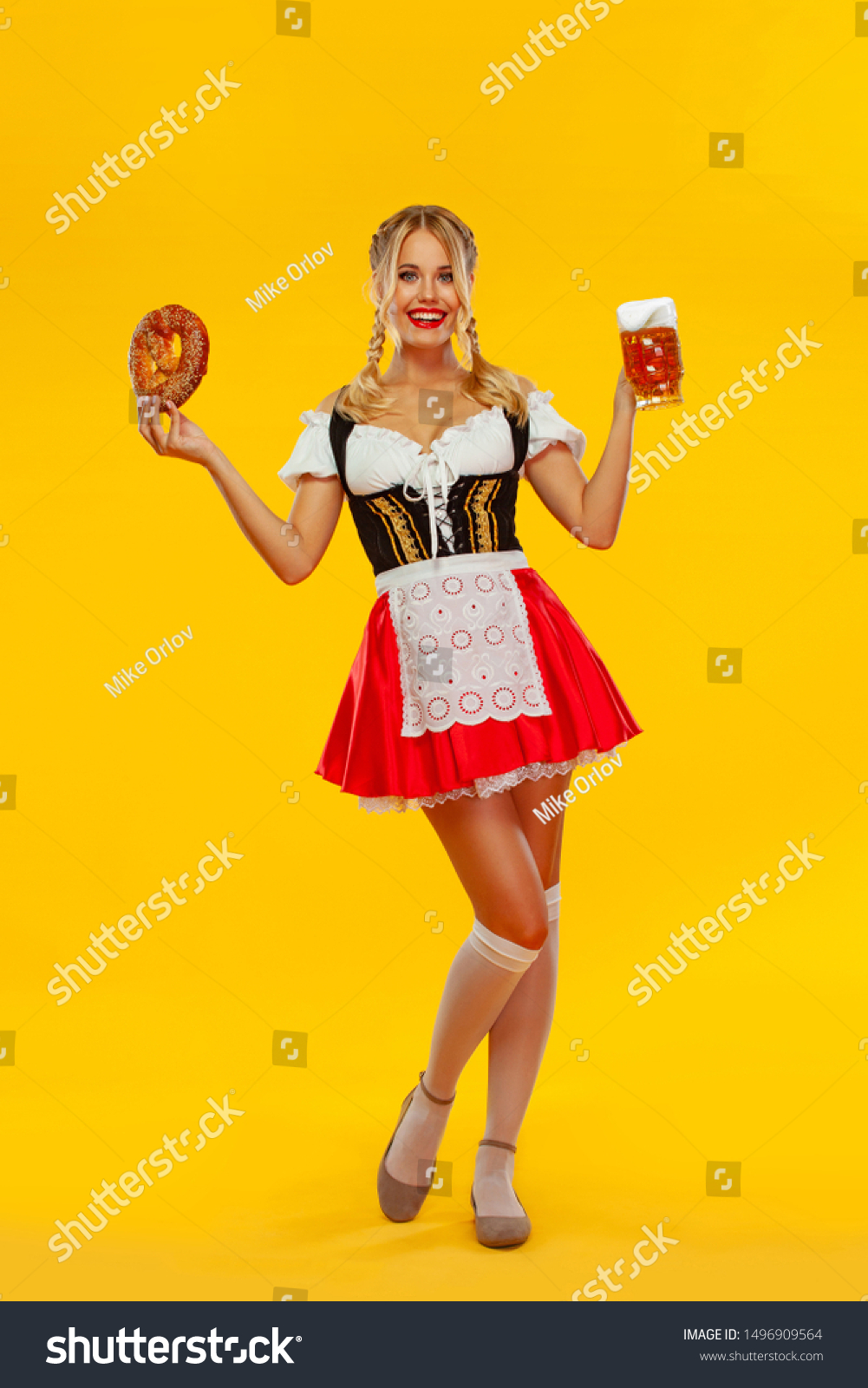 Junge Sexy Oktoberfest Kellnerin Die Einen Traditionellen Stockfoto 1496909564 Shutterstock 