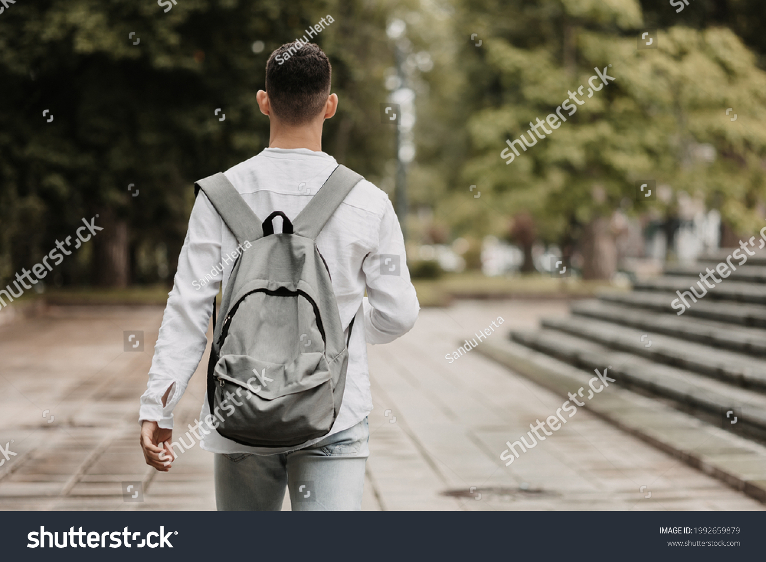 33 414件の 男 後ろ姿 の写真素材 画像 写真 Shutterstock