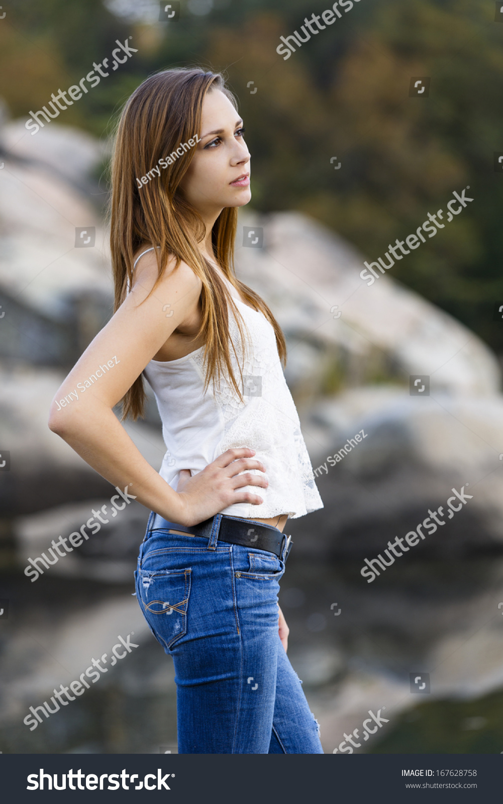 Featured image of post Wearing Jeans Outdoor Photography Poses For Female : The following pages provide thousands of examples of life model poses presented by several models representing a wide range of body types.