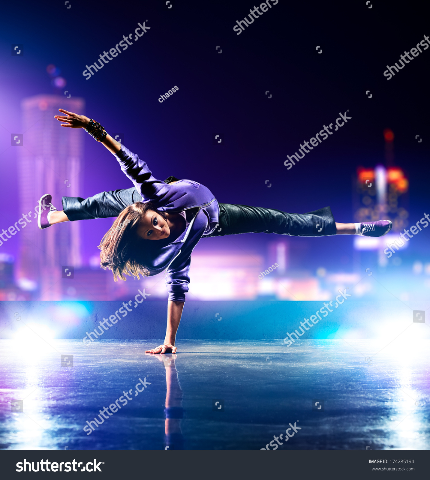 26 218 Hip Hop Dancer Female Gambar Foto Stok And Vektor Shutterstock