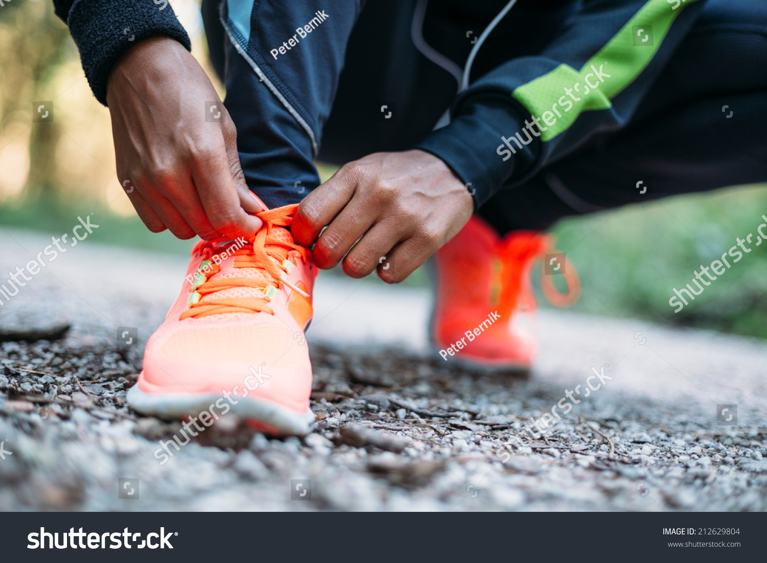 tying laces for running