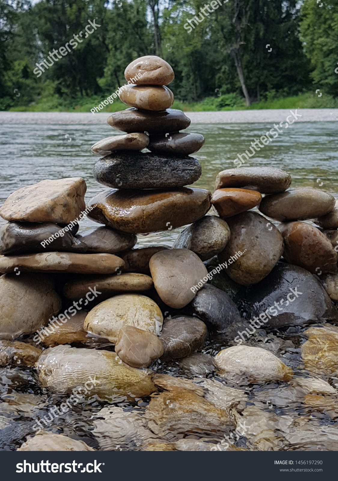 Zen Steine Metitation Fluss Beruhigend Strand Stock Photo Edit Now